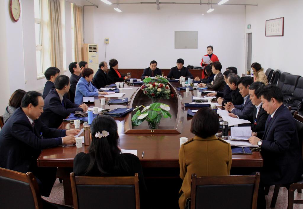 主席团听取代表团审议、讨论情况