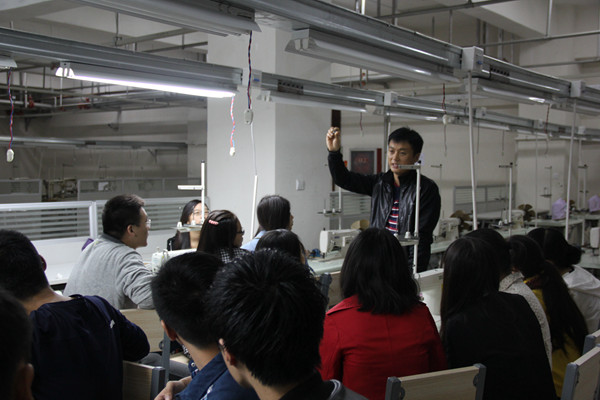 瑞贝卡公司金日石经理正在给学生上实践课