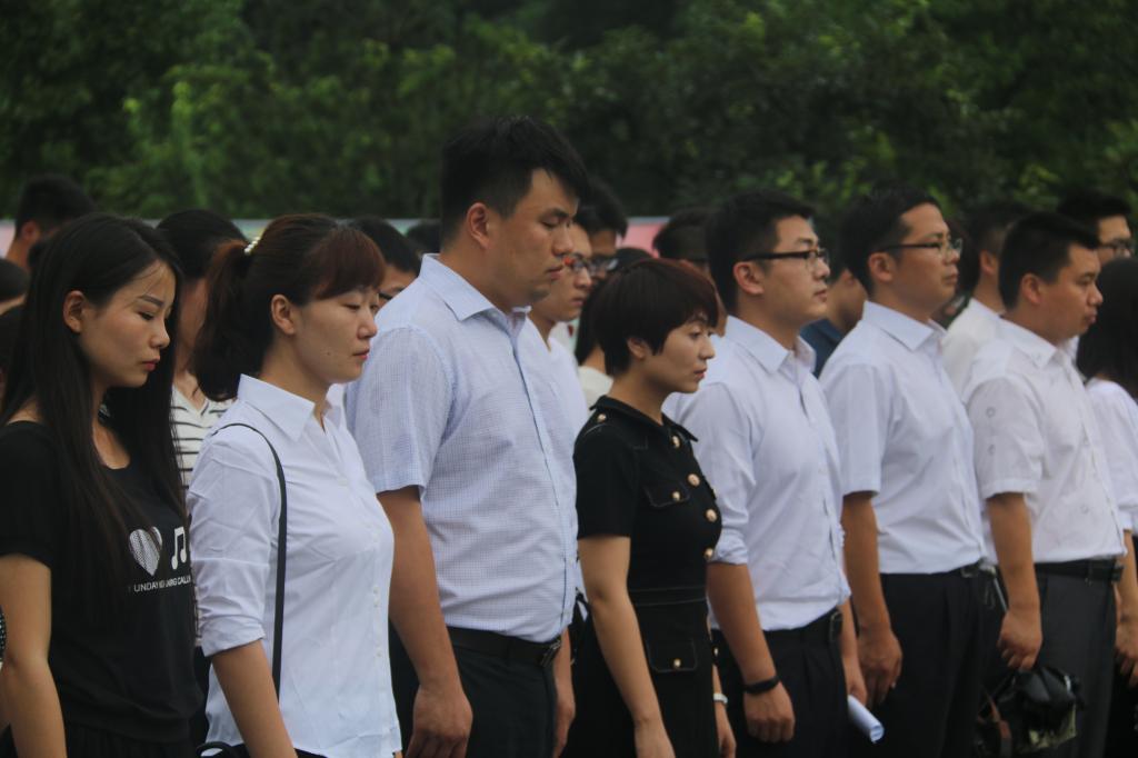 bet36体育在线师生代表集体默哀