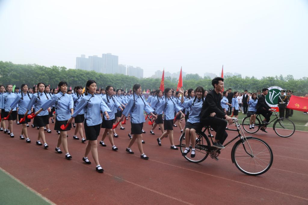 1.开幕式文学与传媒学院代表队入场