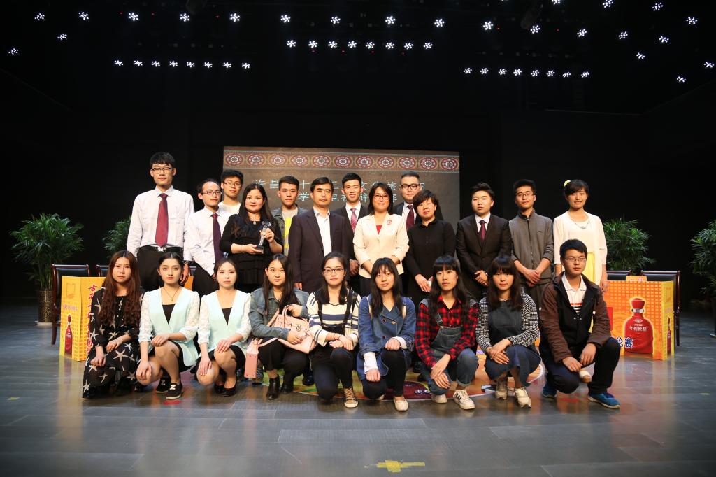 bet36体育在线代表队师生“全家福”