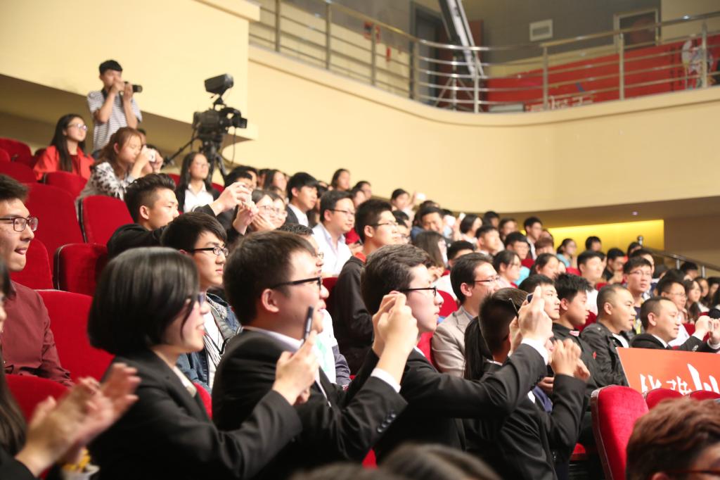 关注队友和对手比赛的选手们